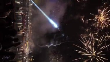 Aveiro, Portekiz - 1 Aralık 2024: Havai fişekler, Portekiz 'in Aveiro şehrinde gece gökyüzünü aydınlatarak Noel Baba' nın gelişini muhteşem bir gösteriyle kutladı.