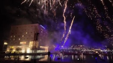 Aveiro, Portekiz - 1 Aralık 2024: Noel Baba Aveiro, Portekiz 'e geldi, canlı havai fişeklerle ve kanalda yanan teknelerle kutlandı