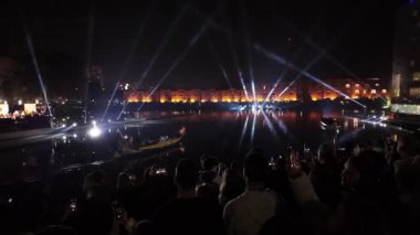 Aveiro, Portekiz - 1 Aralık 2024: Noel Baba Aveiro, Portekiz 'e geldi, tekneler aydınlandı ve büyülü anı yakalayan neşeli bir kalabalık vardı.
