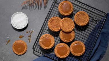 Pişirdikten sonra fırından çıkan karamel kurabiyeler mutfakta..