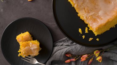 Vizela 'dan Portekiz usulü kek Bolinhol, tabakta servis edilir. Mutfak tezgahında..