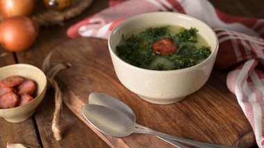 Portekiz mutfağında Caldo Verde popüler çorbası. Caldo verde için geleneksel malzemeler patates, karalahana yeşili, zeytinyağı ve tuzdur. Ayrıca sarımsak ya da soğan da eklenebilir.