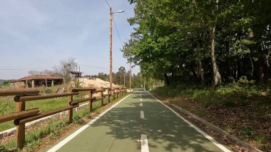 Portekiz, Vouzela 'da bisiklet sürerken çekilmiş bir bakış açısı. Bisiklet pistine ve doğal manzaraya geniş bir açıdan bakıyor..