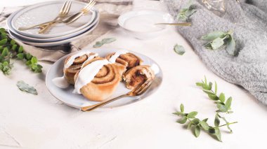 Ev yapımı tarçınlı çörekler.