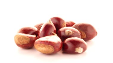 Beyaz arka plan üzerinde izole kabuk ile kestane.