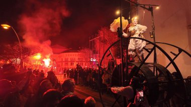 Aveiro, Portekiz - 30 Aralık 2024: Portekiz Kültür Başkenti Aveiro 2024 Kapanış Geçidi. Titanik Tiyatrosu.