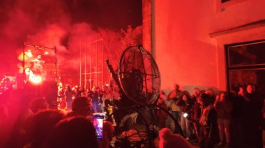 Aveiro, Portekiz - 30 Aralık 2024: Portekiz Kültür Başkenti Aveiro 2024 Kapanış Geçidi. Titanik Tiyatrosu.