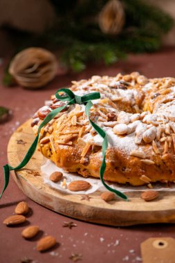 Bolo Rainha, badem ve pudra şekerle süslenmiş bir pasta, mevsimi kutlamaya hazır.