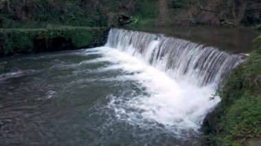 İnsan yapımı bir Weir Cascata do Outeiro yakınlarındaki nehirde güçlü bir şelale oluşturuyor. Akan su ve çevreleyen yeşillik Oliveira de Azemis 'te dinamik bir sahne oluşturuyor..
