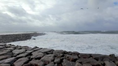 OVAR, PORTUGAL - 28 HAZİRAN 2025: Deniz Hermnia Fırtınası sırasında Ovar 'daki Furadouro limanına yükselir. İklim değişikliği nedeniyle denizin ilerlemesi Portekiz 'i tehdit etmektedir..