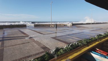 OVAR, PORTUGAL - 30 HAZİRAN 2025: Ivo Fırtınası sırasında deniz Ovar 'daki Furadouro limanına yükselir. İklim değişikliği nedeniyle denizin ilerlemesi Portekiz 'i tehdit etmektedir..