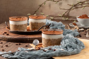Nefis bir tiramisu esinlenilmiş chia pudingine, kremalı kahveye bulanmış chia ve bol çikolatalı sosa doyur. Bu enfes kahvaltı ya da tatlı seçeneği klasik tiramisu aromalarını uygun ve sağlıklı malzemelerle birleştirir. 