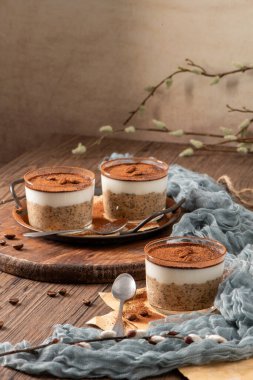 Nefis bir tiramisu esinlenilmiş chia pudingi, kremalı kahve serpiştirilmiş chia tabakası ve bozuk çikolata sosu deneyin. Bu suçsuz kahvaltı ya da tatlı klasik lezzetlerle sağlıklı malzemelerin karışımı.
