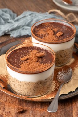 Nefis bir tiramisu esinlenilmiş chia pudingine, kremalı kahveye bulanmış chia ve bol çikolatalı sosa doyur. Bu enfes kahvaltı ya da tatlı seçeneği klasik tiramisu aromalarını uygun ve sağlıklı malzemelerle birleştirir. 