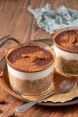 Lezzetli tiramisu esintili chia pudinginde lezzet, kremalı kahve serpilmiş chia ve bol çikolata soslu. Bu suçsuz kahvaltı ya da tatlı seçeneği klasik lezzetleri uygun ve tatmin edici malzemelerle harmanlıyor. 