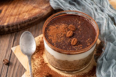 Nefis bir tiramisu esinlenilmiş chia pudingine, kremalı kahveye bulanmış chia ve bol çikolatalı sosa doyur. Bu enfes kahvaltı ya da tatlı seçeneği klasik tiramisu aromalarını uygun ve sağlıklı malzemelerle birleştirir. 