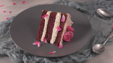 Bir dilim çilekli pasta, taze çilekli çilekli kek ve pembe arka planda ekşi krema..