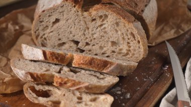 Ev yapımı buğday ve çavdar ekmeği dilimleri. Tahtada..