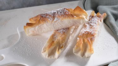 Tipik Portekiz tatlıları Pasteis de Vouzela tezgahta servis edilir..