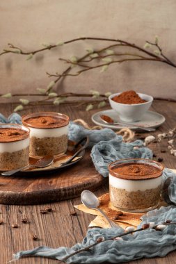 Lezzetli tiramisu esinlenilmiş chia pudinginin tadını çıkarın, kremalı kahve serpiştirilmiş chia katmanları ve bozuk çikolata sosu. Bu suçsuz kahvaltı ya da tatlı klasik lezzetlerle sağlıklı ve tatmin edici maddeleri harmanlıyor.