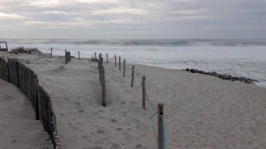 Portekiz 'in Furadouro Sahili' ndeki geniş kum tepeleri, güçlü Atlantik fırtınalarının kıyı aşınma süreçlerini hızlandırdığı yer.