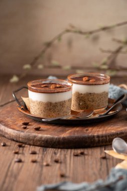 Nefis bir tiramisu esinlenilmiş chia pudingine, kremalı kahveye bulanmış chia ve bol çikolatalı sosa doyur. Klasik tiramisu aromalarıyla uygun malzemelerin karışımı lezzetli bir kahvaltı ya da tatlı seçeneği.