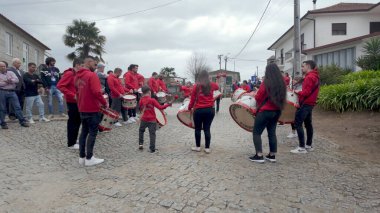 FELGUEIRAS, PORTUGAL - 6 Mart 2025: Felgueiras, Portekiz 'de canlı tekstil ve ayakkabı endüstrisi ile tanınan şenlikli davul grubu geçit töreni.