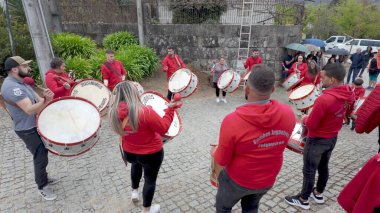 FELGUEIRAS, PORTUGAL - 6 Mart 2025: Ayakkabı endüstrisinin yerel ekonominin önemli bir parçası olduğu Felgueiras, Portekiz 'de neşeli davul grubu sahne alıyor.