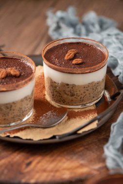 Nefis bir tiramisu esinlenilmiş chia pudinginin tadını çıkarın, kremalı kahve serpilmiş chia ve çikolata sosuyla kaplı. Bu suçsuz kahvaltı ya da tatlı klasik lezzetlerle sağlıklı ve tatmin edici malzemeleri harmanlıyor..