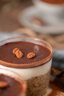 Nefis bir tiramisu esinlenilmiş chia pudingine, kremalı kahveye bulanmış chia ve bol çikolatalı sosa doyur. Bu enfes kahvaltı ya da tatlı seçeneği klasik tiramisu aromalarını uygun ve sağlıklı malzemelerle birleştirir. 
