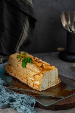 Şekerli ve taze nane yapraklarıyla süslenmiş geleneksel karamelize edilmiş yumurta akı pudingi bir bardakta sunuluyor.