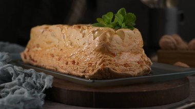 Altın karamelli kremalı tatlı, klasik bir molotof ya da molotof, dikdörtgen bir tabakta taze nane yapraklarıyla süslenmiş, davetkar ve lezzetli.