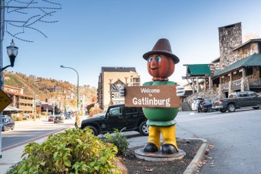 Gatlinburg, Tennessee - 27 Ekim 2022: Smoky Dağları 'ndaki popüler turistik şehir Gatlinburg Tennessee' nin sokak manzarası 