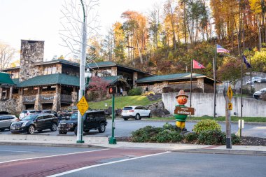 Gatlinburg, Tennessee - 27 Ekim 2022: Smoky Dağları 'ndaki popüler turistik şehir Gatlinburg Tennessee' nin sokak manzarası 