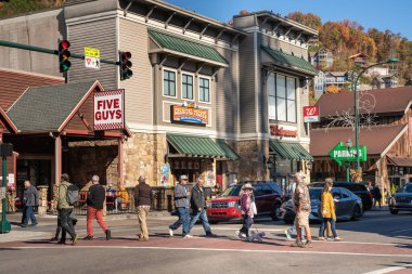 Gatlinburg, Tennessee - 27 Ekim 2022: Smoky Dağları 'ndaki popüler turistik şehir Gatlinburg Tennessee' nin sokak manzarası 