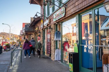 Gatlinburg, Tennessee - 27 Ekim 2022: Smoky Dağları 'ndaki popüler turistik şehir Gatlinburg Tennessee' nin sokak manzarası 