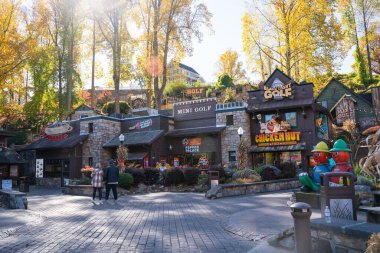 Gatlinburg, Tennessee - 27 Ekim 2022: Smoky Dağları 'ndaki popüler turistik şehir Gatlinburg Tennessee' nin sokak manzarası 