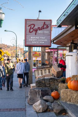 Gatlinburg, Tennessee - 27 Ekim 2022: Smoky Dağları 'ndaki popüler turistik şehir Gatlinburg Tennessee' nin sokak manzarası 