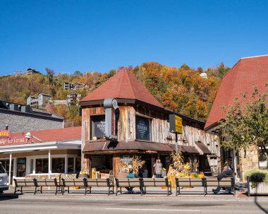 Gatlinburg, Tennessee - 27 Ekim 2022: Smoky Dağları 'ndaki popüler turistik şehir Gatlinburg Tennessee' nin sokak manzarası 