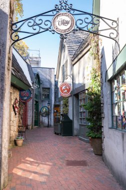 Gatlinburg, Tennessee - 27 Ekim 2022: Smoky Dağları 'ndaki popüler turistik şehir Gatlinburg Tennessee' nin sokak manzarası 