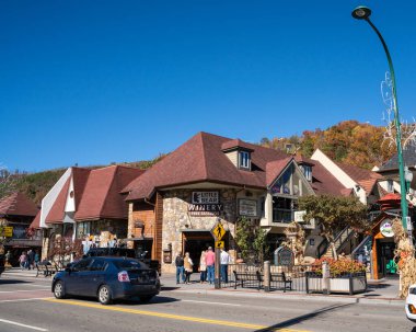Gatlinburg, Tennessee - 27 Ekim 2022: Smoky Dağları 'ndaki popüler turistik şehir Gatlinburg Tennessee' nin sokak manzarası 
