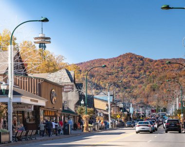 Gatlinburg, Tennessee - 27 Ekim 2022: Smoky Dağları 'ndaki popüler turistik şehir Gatlinburg Tennessee' nin sokak manzarası 