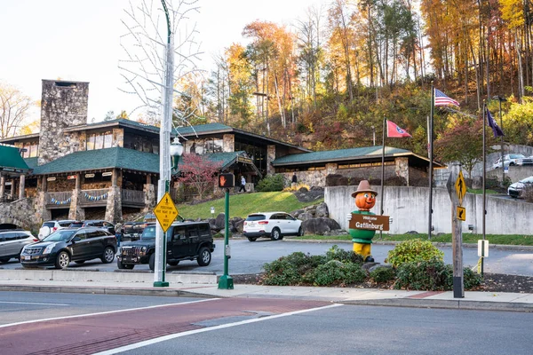 ガトリンバーグ テネシー州 2022年10月27日 ビューの魅力を持つスモーキー山脈でガトリンバーグテネシー州の人気の観光都市のストリートビュー — ストック写真