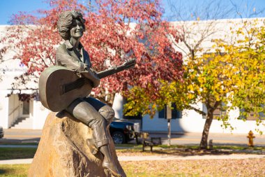Sevierville, Tennessee - 27 Ekim 2022: tarihi adliye ve Dolly Parton heykeli manzarası. Sevierville, Dolly Parton 'un memleketi.