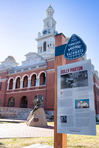 2022年10月27日 歴史的な裁判所とドルリー パートン像の眺め セヴィアービルはドリー パートンの故郷だ — ストック写真