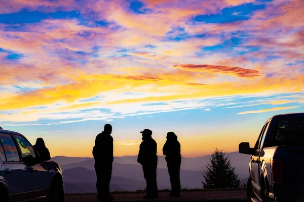 Неизвестные Силуэт Людей Смотрящих Красочный Закат Вид Горы Видом — стоковое фото