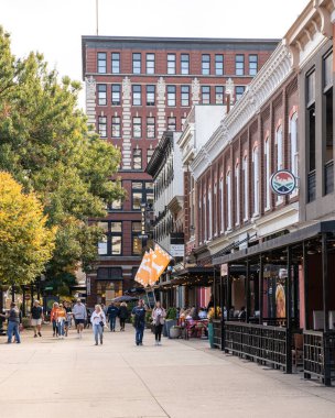 Knoxville, Tennessee, 28 Ekim 2022 Knoxville Tennessee 'nin tarihi şehir merkezinde güneşli bir sonbahar gününde.