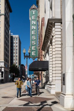 Knoxville, Tennessee, 28 Ekim 2022 Knoxville Tennessee 'nin tarihi şehir merkezinde güneşli bir sonbahar gününde.