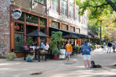 Knoxville, Tennessee, 28 Ekim 2022 Knoxville Tennessee 'nin tarihi şehir merkezinde güneşli bir sonbahar gününde.