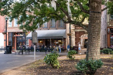 Knoxville, Tennessee, 28 Ekim 2022 Knoxville Tennessee 'nin tarihi şehir merkezinde güneşli bir sonbahar gününde.